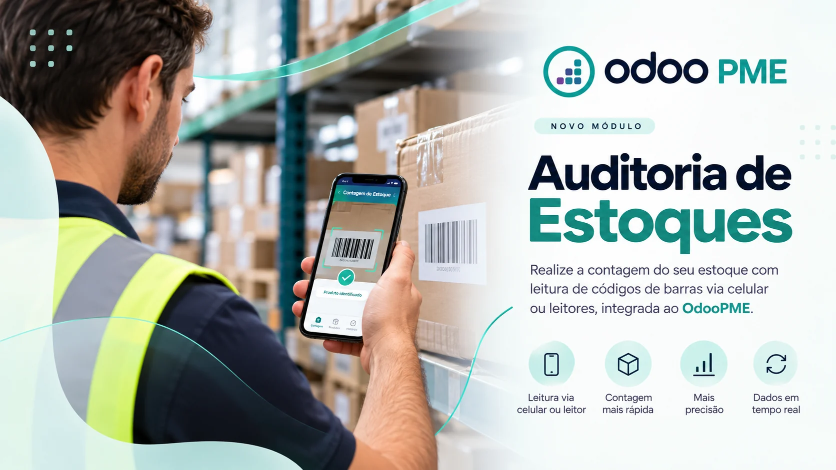 Funcionário de estoque bipando a etiqueta de uma caixa com o celular para a auditoria de estoque do Odoo360